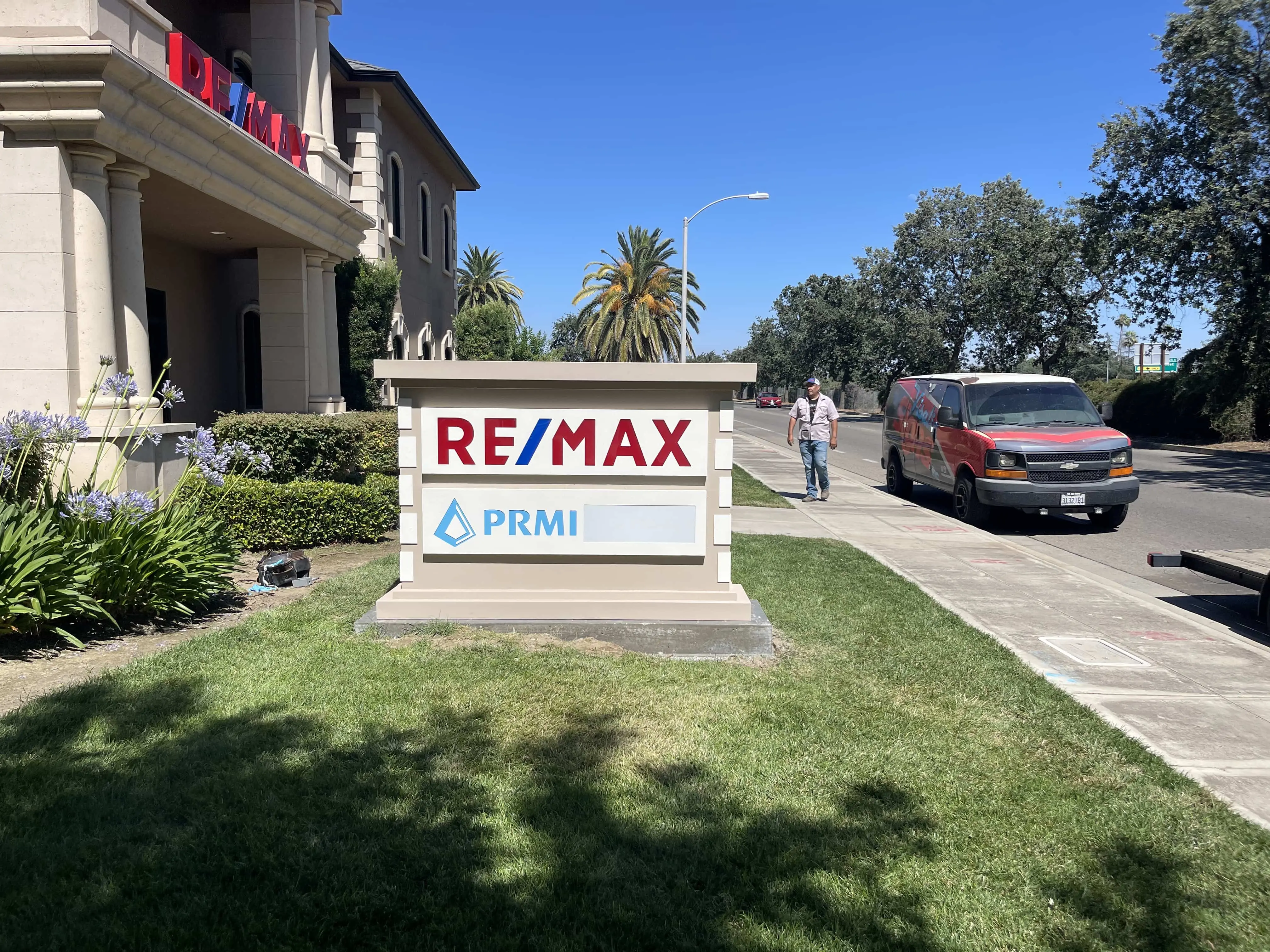 Custom monument Visalia Signs